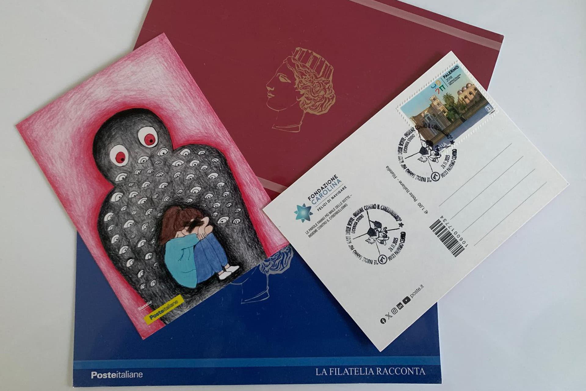 Una cartolina e un annullo filatelico dedicati a Carolina: l’omaggio di Poste Italiane all’educazione digitale