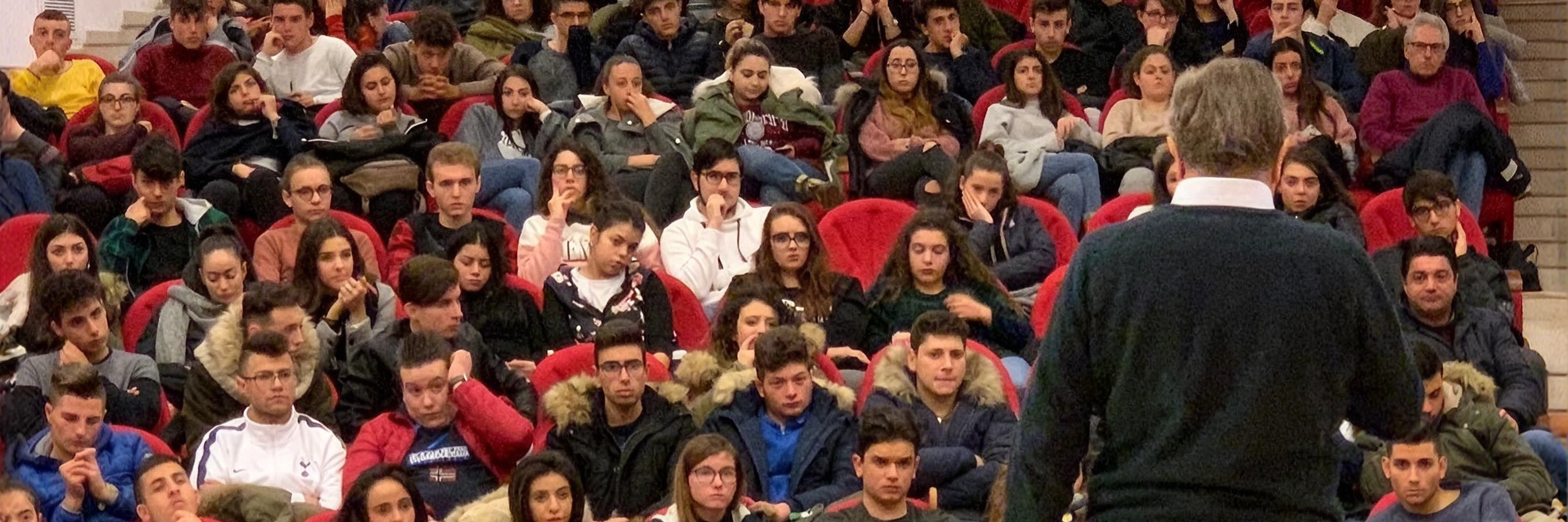 Ragazzi durante un incontro dal vivo